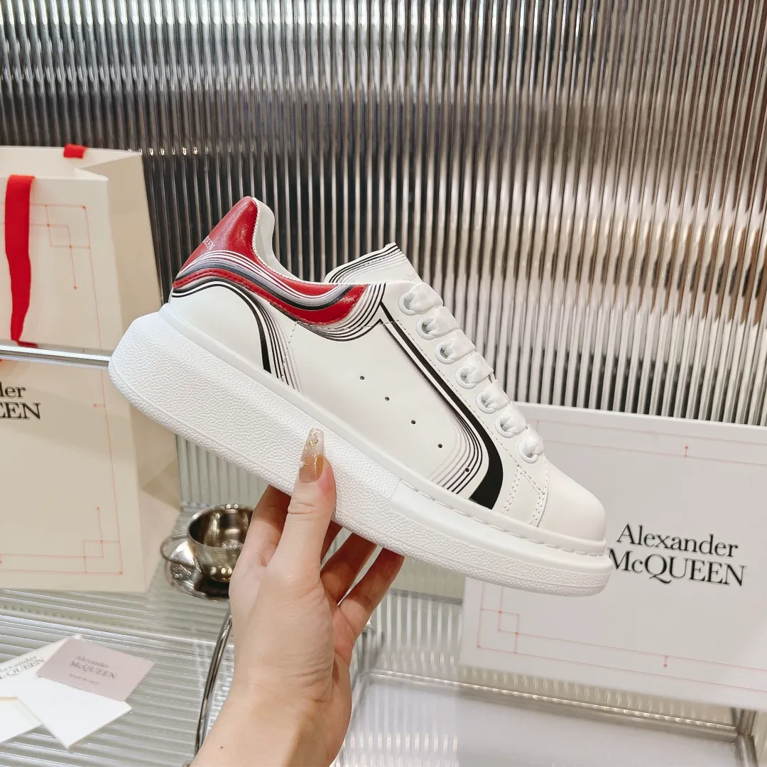 👟👟Ex-factory price 440👟👟 Men's size +10 (high version + 60 men's size plus 10) The latest addition to the counter is the top high-end version of Alexander McQueen·Alexander McQueen 2023 new wide sports shoes, white shoes and casual shoes👟New colors! The rear tail is really unique and pretty, I love it at first sight! 😍Top version! 👍🏻I won’t introduce too much about the style of this shoe. It will never go out of style year after year in spring, summer, autumn and winter. It is a super versatile style and has always been in hot demand. 🔸Upper: original custom-made latest silk cowhide 🔸Inner lining: cowhide foot pads + top-grade highly breathable mesh ��Outsole: the latest original open mold one-to-one precision mold PU vacuum outsole 🔸Female model 34-41 (customized at 34.40.41) 🔸Men's model 38-45 (customized at 38 45)